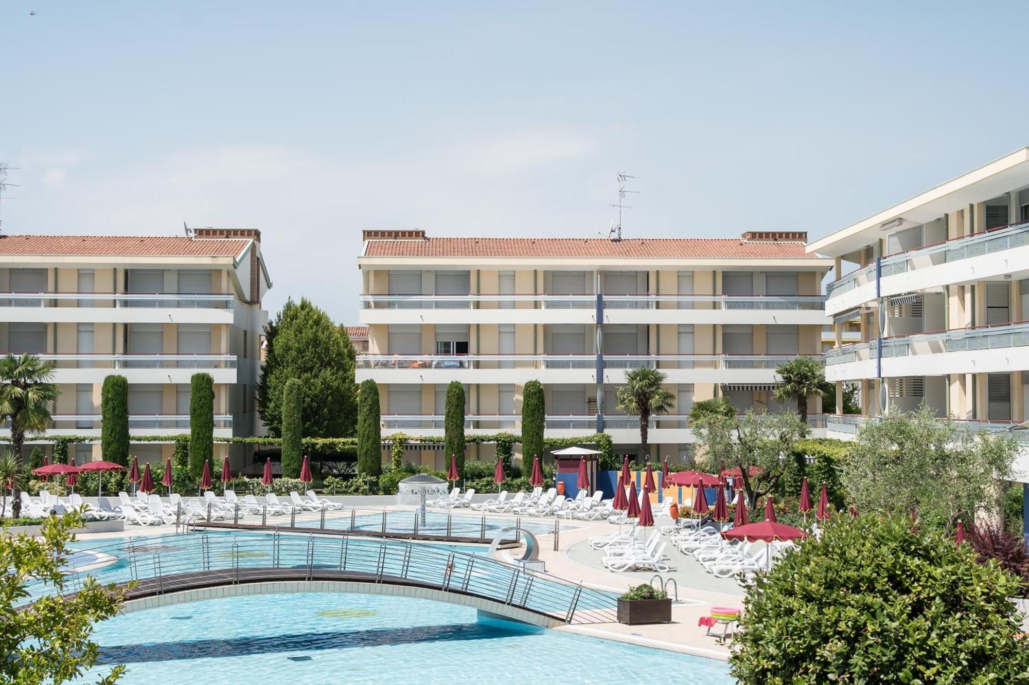 Villaggio Planetarium Resort Бибионе Екстериор снимка