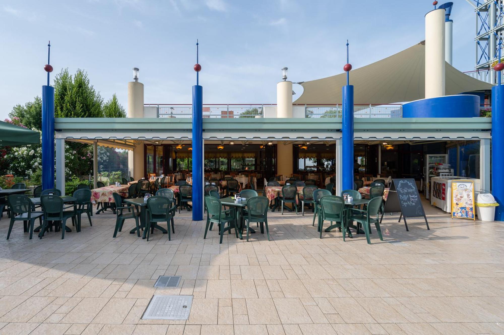Villaggio Planetarium Resort Бибионе Екстериор снимка