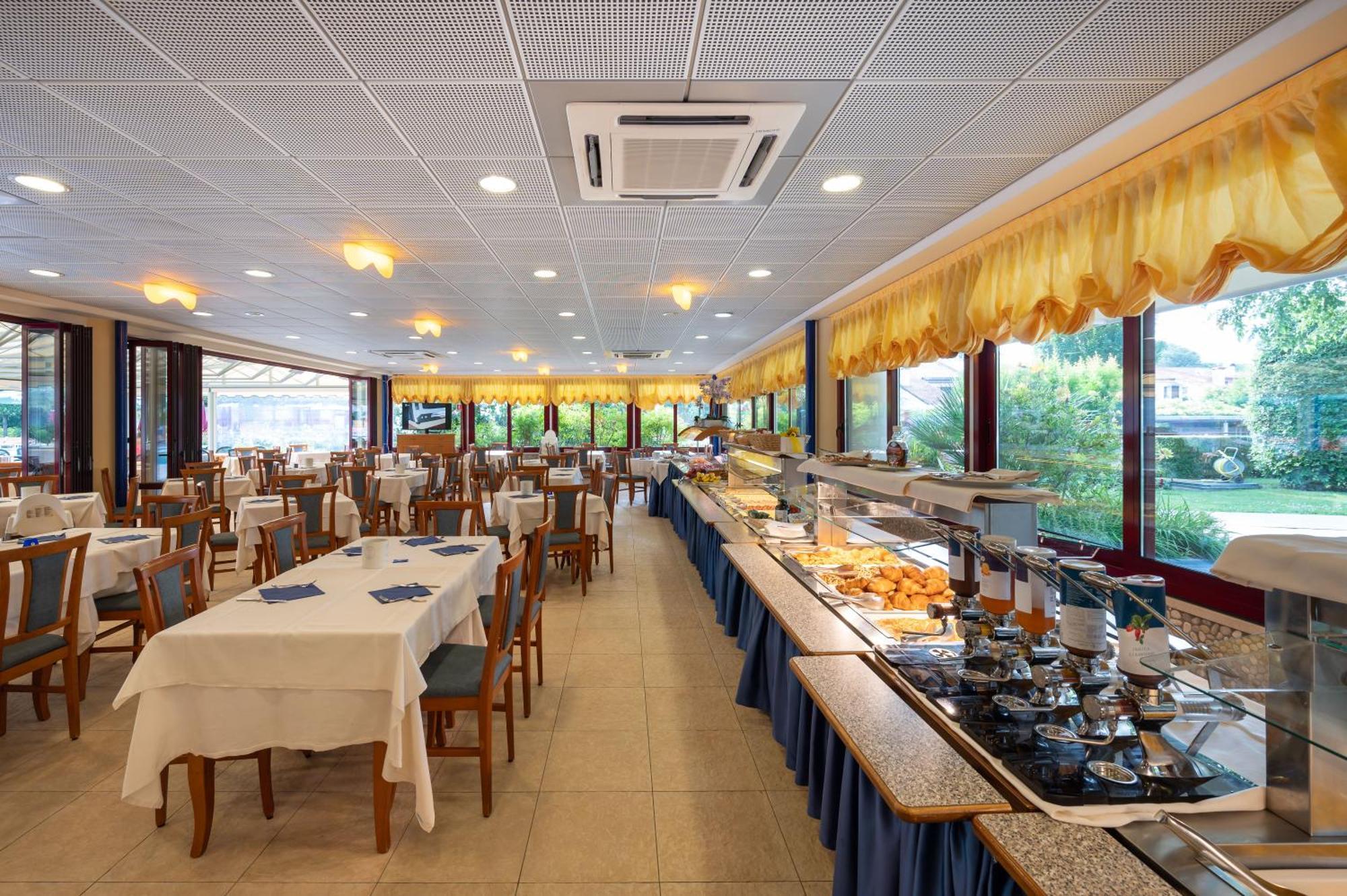 Villaggio Planetarium Resort Бибионе Екстериор снимка