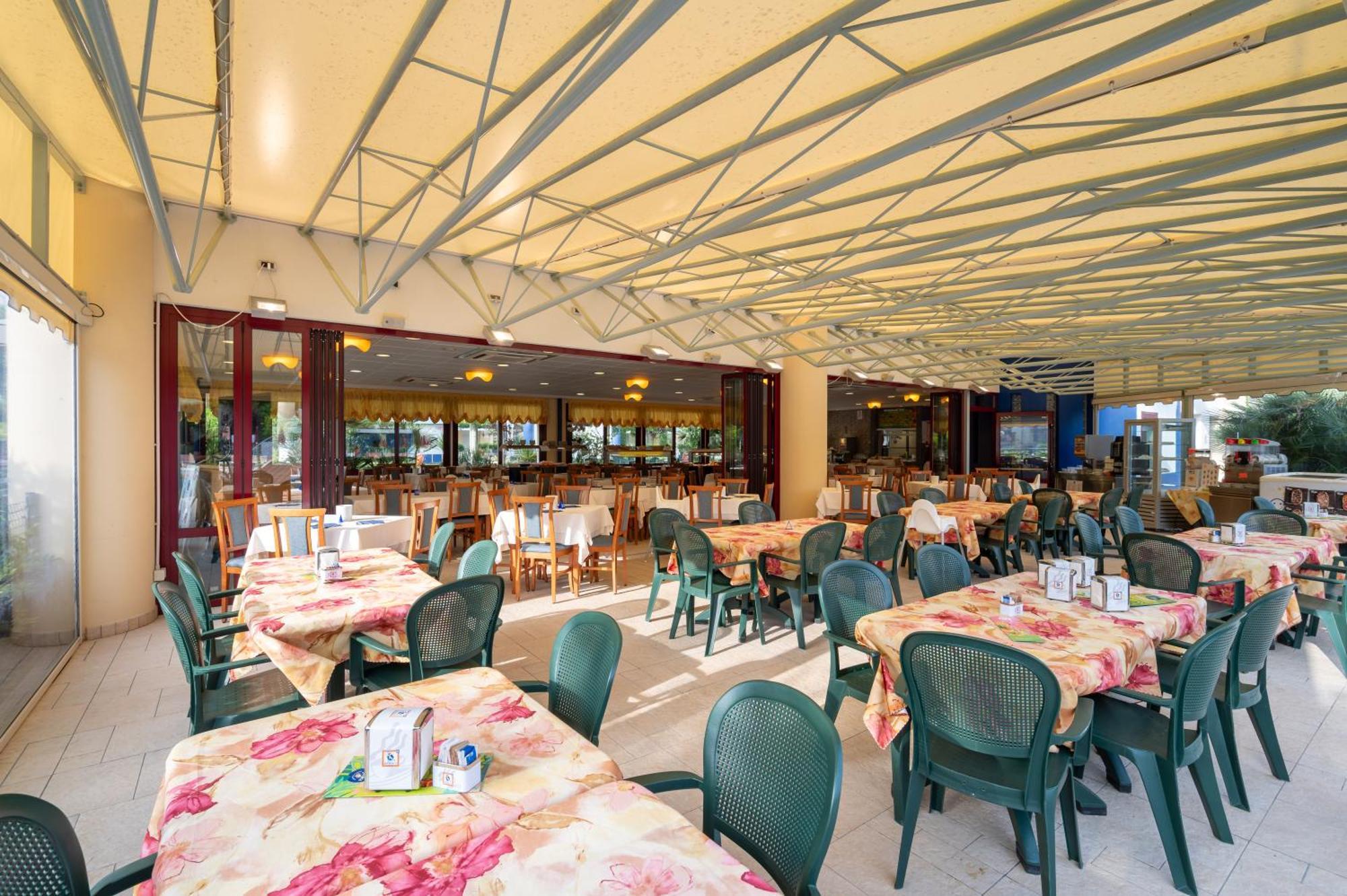 Villaggio Planetarium Resort Бибионе Екстериор снимка