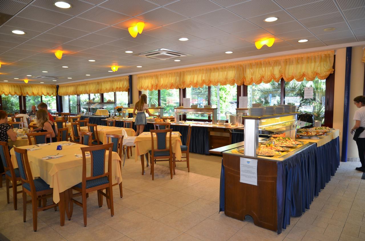 Villaggio Planetarium Resort Бибионе Екстериор снимка
